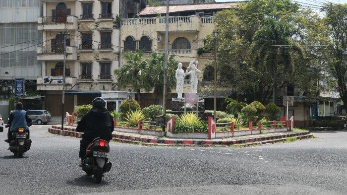 Monumen Toar Lumimuut di Pertigaan Jembatan Miangas, Jalan Jenderal Sudirman, Kelurahan Komo Luar, Kecamatan Wenang, Manado, Sulawesi Utara, Minggu (14/4/2024).