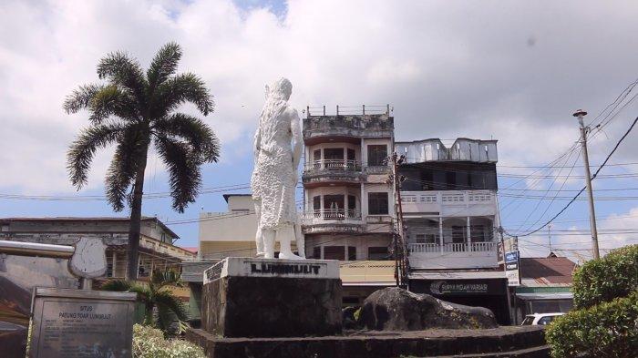 Monumen Toar Lumimuut di Pertigaan Jembatan Miangas, Jalan Jenderal Sudirman, Kelurahan Komo Luar, Kecamatan Wenang, Manado, Sulawesi Utara, Minggu (14/4/2024).