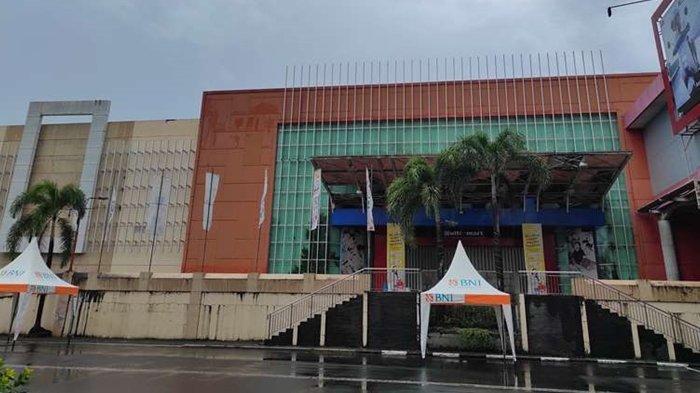 Multi Mart Megamas Manado Sulawesi Utara berhenti operasi.