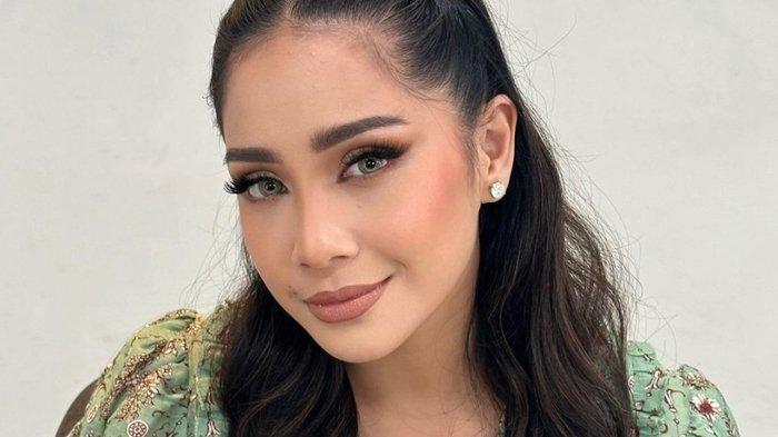 Nagita Slavina tampil manglingi pakai make up bold.