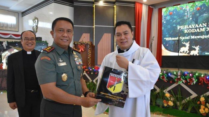 Kodam XIII/Merdeka menyelenggarakan Perayaan Natal Bersama Tanggal 25 Desember 2023, bertempat di Aula Grhadika Jaya Sakti Makodam XIII/Merdeka, Teling Atas, Manado, Sulawesi Utara, Rabu (10/1/2024).