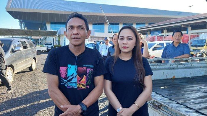 JENAZAH NAHTASYA - Nelson Antou ayah dari Nahtasya dan Mercy Pontoh sahabat Nahtasya saat diwawancarai awak media di Bandara Sam Ratulangi Manado, Senin (26/5/2025). Keluarga minta Polda Sulut segara tangkap jovan.