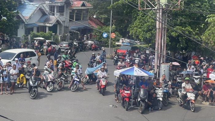 Massa - Lautan manusia memadati lokasi Nobar Pemkot Bitung Piala Eropa dan Copa America 2024 di depan rudis Wali Kota Bitung.