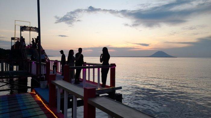 Pemandangan sunset dari Objek Wisata Mangrove di Desa Budo, Minahasa Utara, Sulawesi Utara.