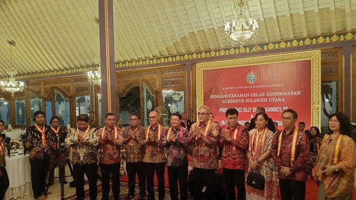 Gubernur Sulawesi Utara Olly Dondokambey bersama Ketua PKK Sulut Rita Maya Dondokambey Tamuntuan menerima gelar kehormatan dari Kesunanan Surakarta Hadiningrat, pada Senin (5/8/2024) malam.