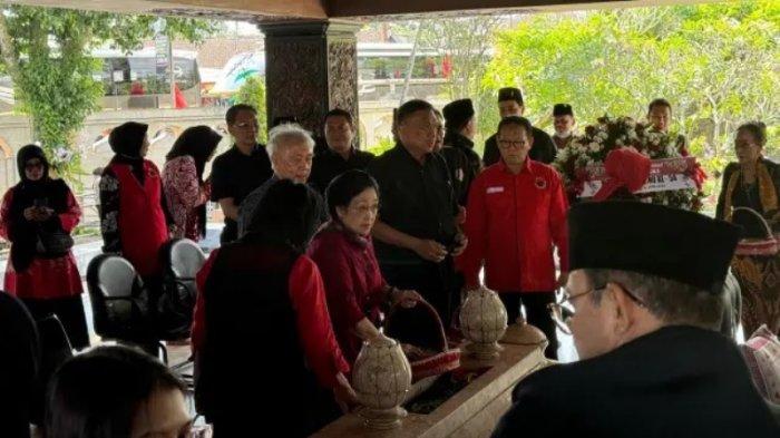 Olly Dondokambey mendampingi Presiden ke-5 RI Megawati Soekarno Putri saat  melakukan ziarah ke makam proklamator RI Ir Soekarno di Kelurahan Bendogerit, Kecamatan Sananwetan, Kota Blitar, Jawa Timur, Jumat (21/6/2024).