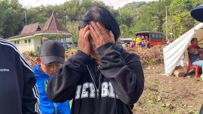 Oma Deice Palit (jaket hitam) di area Danau Tondano