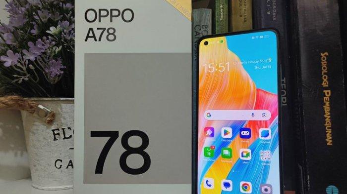 Oppo A78 dan kotak kemasan penjualannya. Desain kotak penjualan Oppo A78 4G kini berbeda dari aneka ponsel Oppo A-Series lainnya. Jika Oppo A-Series yang sudah dipasarkan di Indonesia memiliki kotak penjualan yang dihiasi dengan warna biru muda, kotak penjualan Oppo A78 4G kini didominasi dengan warna putih yang memiliki aksen warna coklat muda. Tepat di aksen warna coklat ini, tertulis angka 78 yang menandakan model ponsel tersebut, yaitu Oppo A78 4G.