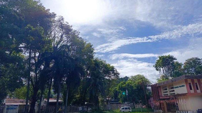 PANAS - Suhu udara di Kota Manado pada siang hari terasa lebih panas. Pada Selasa (10/6/2025), BMKG menjelaskan, hal ini karena pergantian musim ke musim kemarau.