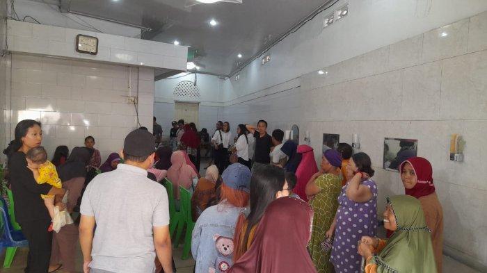 PASAR MURAH - Pasar murah Pemkot Manado dalam rangka bulan Ramadan di Masjid Uswatun Hasanah, Kelurahan Banjer, Kecamatan Tikala, Kota Manado, Sulawesi Utara, dibanjiri warga, Rabu (5/3/2025). Warga mengaku senang bisa mendapat bahan hidangan buka puasa.