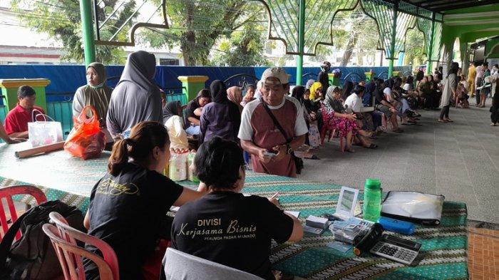 PASAR MURAH - Warga Manado antre bapok di Pasar murah, Senin (10/3/2025). Lokasinya berada di Mesjid Nurut Taqwa, Kelurahan Malendeng, Kecamatan Paal Dua,Manado Sulawesi Utara.