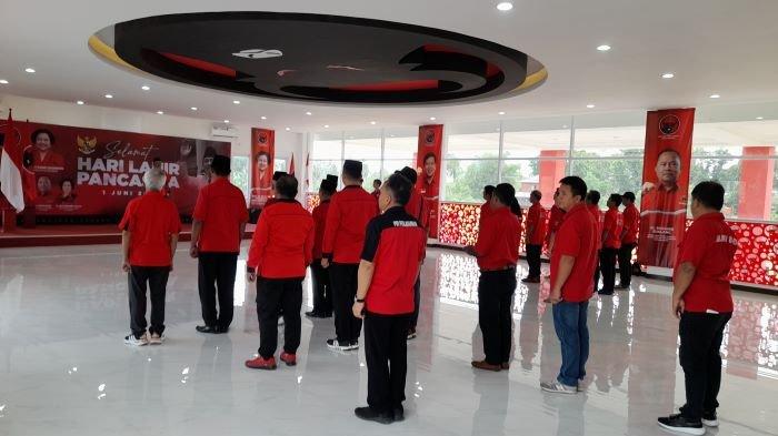 UPACARA: Gladi bersih upacara hari lahir Pancasila, Minggu (1/6/2025) di kantor DPC PDIP kota Manado,Sulawesi Utara.