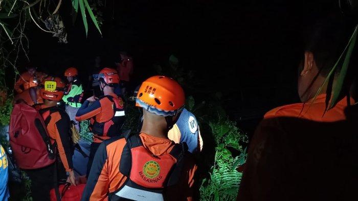 PENCARIAN ORANG HILANG - Tim SAR Gabungan melakukan pencarian anak perempuan 4 tahun yang jatuh ke sungai di Kota Manado, Sulawesi Utara, Selasa (18/2/2025). Mereka menyisir sungai menggunakan perahu.