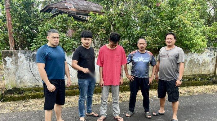 PENGANIAYAAN - Seorang pria berinisial NT(23), warga Kelurahan Tataaran I, Kecamatan Tondano Selatan, Minahasa, Sulawesi Utara, diamankan atas penganiayaan dengan senjata tajam, terhadap korban inisial RW (27) yang bekerja sebagai karyawan swasta. Penangkapan ini dilakukan pada Minggu (25/5/2025) sekitar pukul 12.30 Wita.