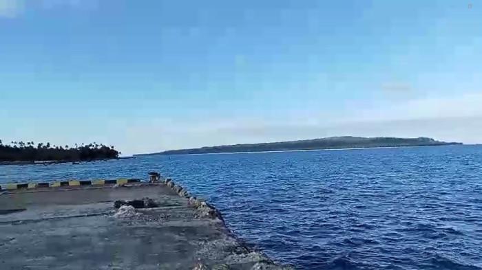PESISIR TALAUD - Suasana di Pelabuhan Karatung, Kecamatan Nanusa, Talaud, Sulawesi Utara pada Rabu, 30 Juli 2025 siang jelang sore.