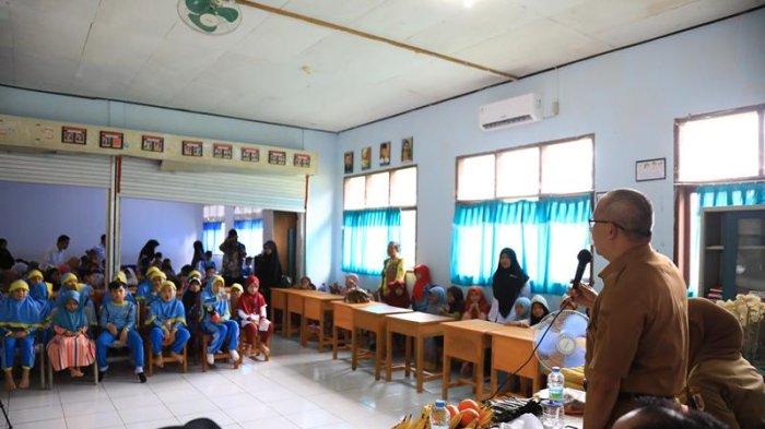 PJ Wali Kota Kotamobagu Asripan Nani menyambangi SDIT An-Nahl Kotamobagu dan Madrasah Ibtidaiyah Baitul Makmur Kotamobagu, Sulawesi Utara, Selasa (23/7/2024).