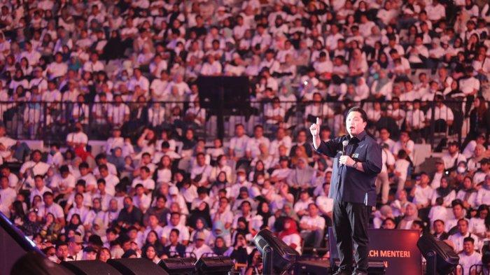 Menteri Badan Usaha Milik Negara, Erick Thohir saat menyampaikan sambutan di hadapan belasan ribu pegawai pada acara Festival HLN di Indonesia Arena, Jakarta, Sabtu (4/11).