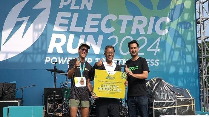 Direktur Legal & Manajemen Human Capital PLN, Yusuf Didi Setiarto (tengah) ketika menyerahkan secara simbolis 5 (lima) unit motor listrik kepada perwakilan perusahaan Ojek Online (Ojol) untuk disalurkan pada pengemudi prasejahtera dalam ajang PLN Electric Run 2024 yang digelar di Scientica Park, Gading Serpong, Tangerang pada Minggu (6/10).
