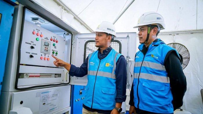 Petugas PLN melakukan pemeriksaan pada peralatan listrik di area Sirkuit Selaparang. PLN menerjunkan 61 petugas piket yang siap siaga 24 jam dalam menjaga kelistrikan selama perhelatan MXGP Seri 1 di Lombok.