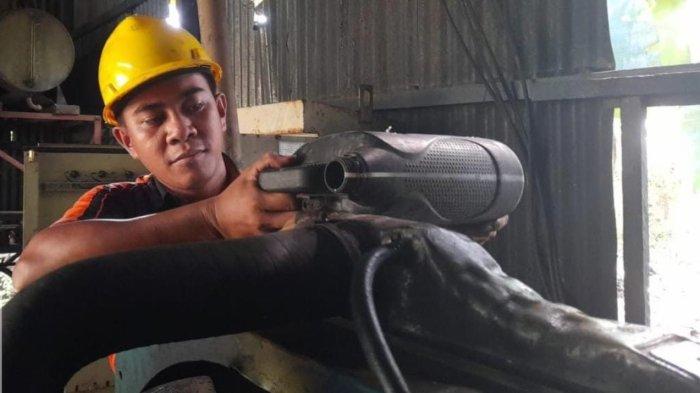 Petugas PLN Nusa Daya sedang memperbaiki komponen mesin pembangkit yang mengalami gangguan (04/07)