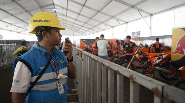 Petugas PLN saat melakukan pemantauan di area paddock pembalap untuk memastikan keandalan listrik.