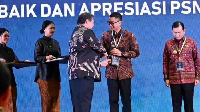 Direktur Utama PT PLN (Persero), Darmawan Prasodjo menerima penghargaan Pencapaian Proyek Strategis Nasional (PSN) dari Kementerian Koordinator Perekonomian, Kamis (18/7)
