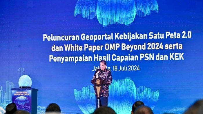 Direktur Utama PT PLN (Persero), Darmawan Prasodjo menerima penghargaan Pencapaian Proyek Strategis Nasional (PSN) dari Kementerian Koordinator Perekonomian, Kamis (18/7)