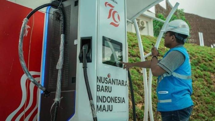 Petugas PLN sedang melakukan pengecekan berkala pada SPKLU yang terletak di Kementerian Sekretariat Negara (Kemensetneg) IKN, guna memastikan kesiapan untuk melayani pengisian daya kendaraan listrik.