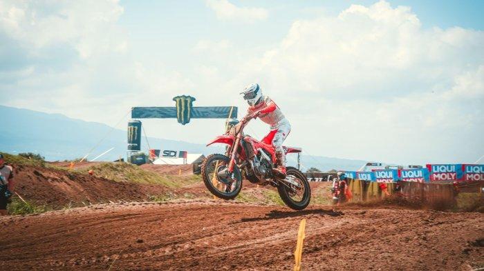 Pembalap kelas MXGP saat melintas di Sirkuit Selaparang pada main race seri 1. Seri 2 akan berlangsung kembali di Sirkuit Selaparang pada 6-7 Juli 2024.