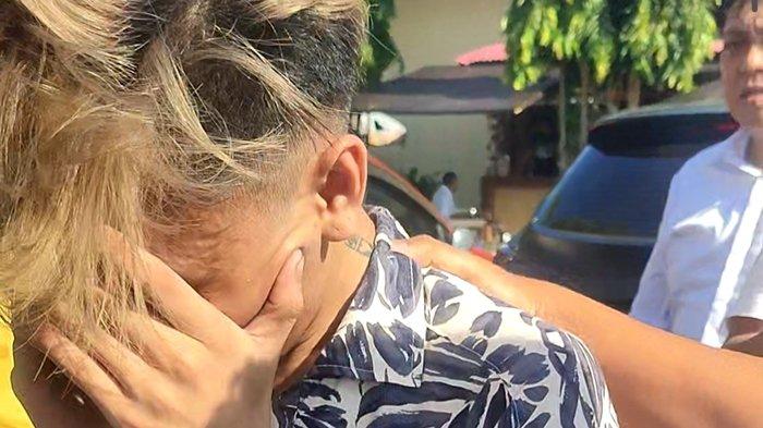 JOVAN - Pacar almarhumah Nahtasya Antou, Jovan tertunduk saat menyerahkan diri ke Polda Sulut pada Senin (26/5/2025), sekira pukul 14.30 Wita.
