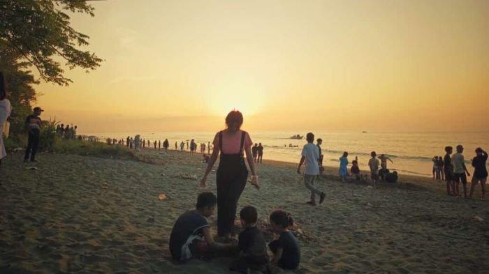 Senja di Pantai Bungin, Kecamatan Lolak, Kabupaten Bolmong, Provinsi Sulawesi Utara (Sulut) yang wajib dikunjungi wisatawan.