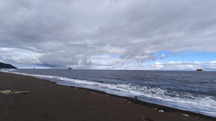 Pantau Tumbak yang ada di Kecamatan Pusomaen, Kabupaten Minahasa Tenggara (Mitra), Sulawesi Utara (Sulut). Pantai ini menyajikan pemandangan tiga pulau yang eksotik.