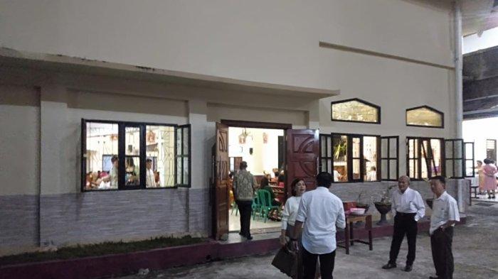 Para Jemaat Gereja Katolik Kristus Raja Kotamobagu, Sulawesi Utara, yang menggelar Misa Malam Natal, Minggu (24/12/2023)