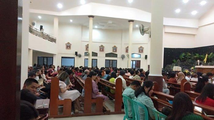 Para Jemaat Gereja Katolik Kristus Raja Kotamobagu, Sulawesi Utara, yang menggelar Misa Malam Natal, Minggu (24/12/2023)