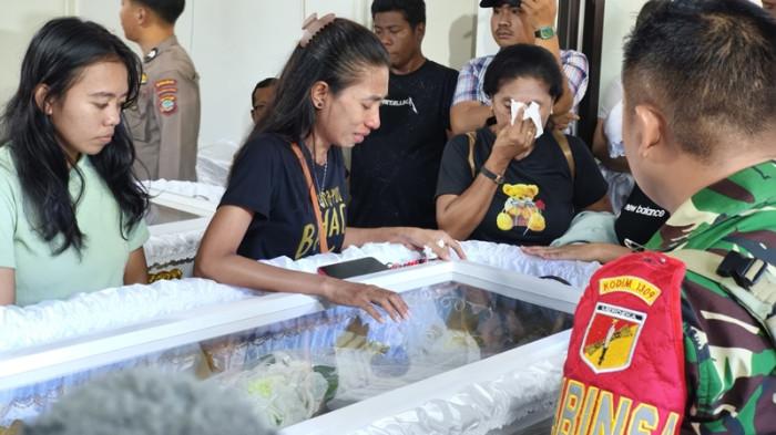 SEDIH: Para korban meninggal dunia dalam tragedi terbakarnya KM Barcelona di perairan Talise, Minggu 20 Juli 2025 kemarin akhirnya bisa dijemput keluarga di RS Bhayangkara Manado, Senin 21 Juli 2025.
