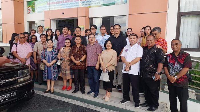 PENDETA GMIM - Para pendeta, ketua jemaat, ketua wilayah, emeritus dan pekerja gereja GMIM menyambangi Pengadilan Negeri Manado pada Selasa (22/7/2025). Tujuan dari kedatangan mereka untuk memberi dukungan moral terkait proses praperadilan terhadap Polda Sulut terkait pemblokiran rekening sinode GMIM. Dampak dari diblokirnya rekening sinode GMIM membuat para pendeta mengalami kesulitan dalam proses penerimaan gaji. (TribunManado.co.id/Arthur Rompis)