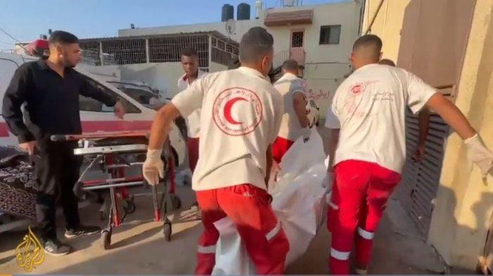 Para petugas medis di Gaza Palestina mengangkut jenazah warga yang jadi korban penyerangan Israel.