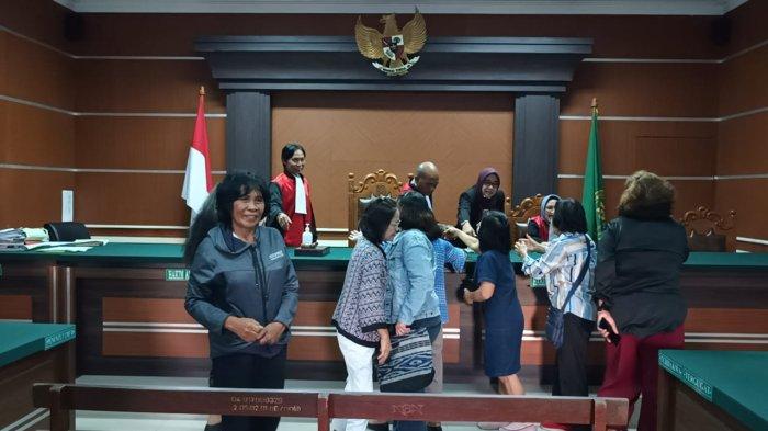 Para terdakwa kasus pengrusakan di Manado yangberusia lansia saat berterima kasih kepada para hakim, Kamis 25 Januari 2024.