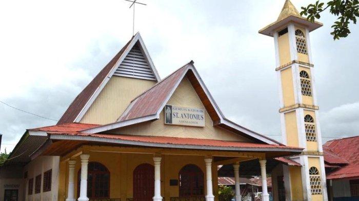 Gedung lama gereja Paroki St Antonius De Padua Airmadidi.