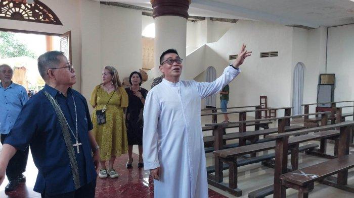 Uskup Keuskupan Manado Mgr Benedictus Estephanus Rolly Untu MSC meninjau bagian dalam gereja baru Paroki St Antonius De Padua Airmadidi ditemani Pastor Paroki Johanis Pinontoan Pr pada Minggu, 4 Mei 2025.