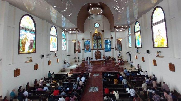 Bagian dalam gereja baru Paroki St Antonius De Padua Airmadidi, Minahasa Utara.