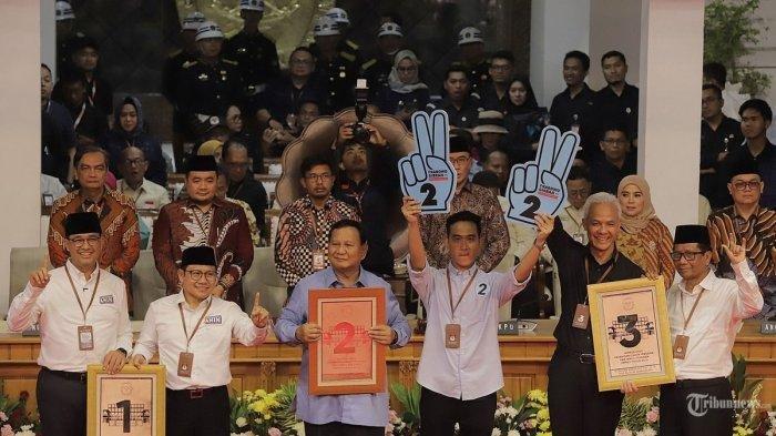Pasangan Calon Presiden dan Wakil Presiden Anies Baswedan dan Muhaimin Iskandar, Prabowo Subianto dan Gibran Rakabuming Raka, Ganjar Pranowo dan Mahfud MD foto bersama usai pengambilan nomor urut Capres dan Cawapres 2024 di halaman Gedung KPU RI, Jakarta Pusat, Selasa (14/11/2023).