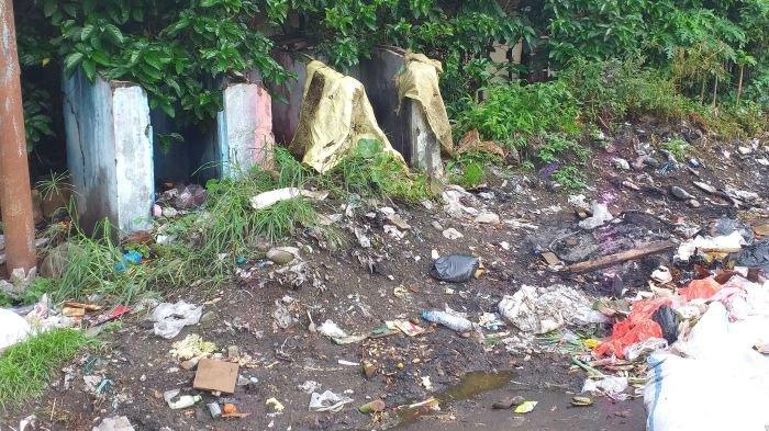 Tumpukan sampah menutupi area parkir depan pasar 23 Maret Kotamobagu