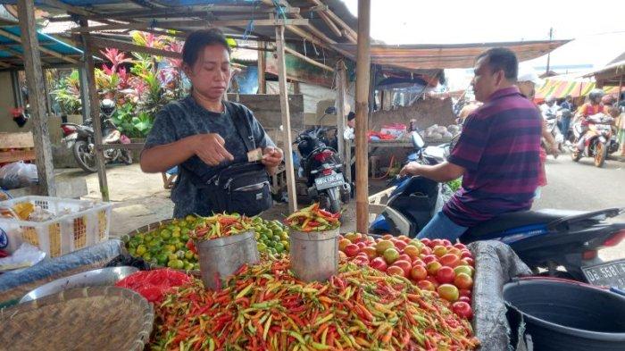 Cabai rawit yang dijual di Pasar Airmadidi, Minahasa Utara, Sulawesi Utara, Selasa (23/4/2024).