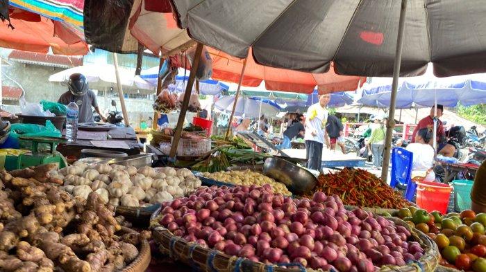 Penjual bahan pokok di Pasar Karombasan Manado, Sulawesi Utara