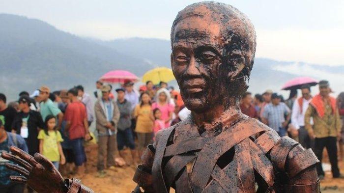 Patung Presiden Joko Widodo dipajang saat peletakan batu pertama pembangunan Monumen Juma Jokowi di kawasan Liang Melas Datas, Kabupaten Karo, Sumatera Utara, Sabtu (4/11/2023). Masyarakat akan membangun patung Jokowi lainnya setinggi 6 meter di kompleks monumen tersebut. (KOMPAS/NIKSON SINAGA)