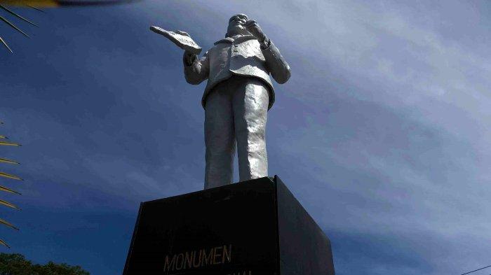 Patung Sam Ratulangi di Ranotana, Sario, Manado Sulawesi Utara, Rabu (29/11/2023). (Foto: tribunmanado.co.id/Wendia Putra Paputungan)