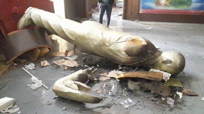 Patung Sam Ratulangi roboh di dalam Gedung Minahasa Raad, Jalan Sam Ratulangi, Manado, Sulawesi Utara, Selasa (4/3/2025).