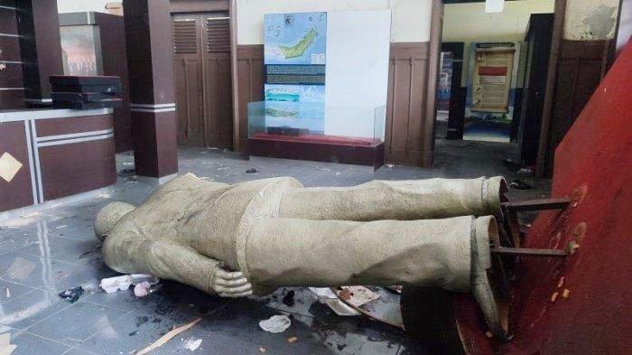 ROBOH: Patung Sam Ratulangi yang jatuh hingga rusak di Gedung Minahasa Raad, Jalan Sam Ratulangi Manado, Sulawesi Utara, Selasa (4/3/2025). Patung Sam Ratulangi ini rusak dan dibiarkan begitu saja.