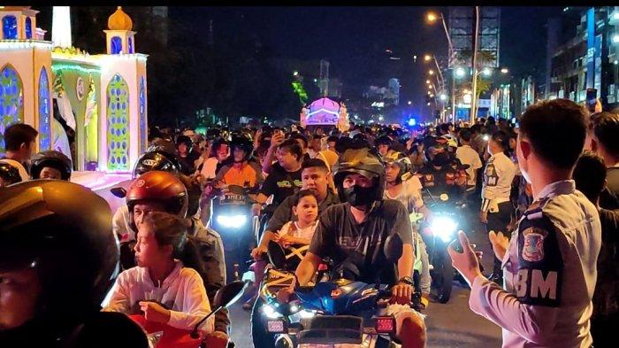 Pawai takbiran tahun lalu di Manado, Sulawesi Utara.